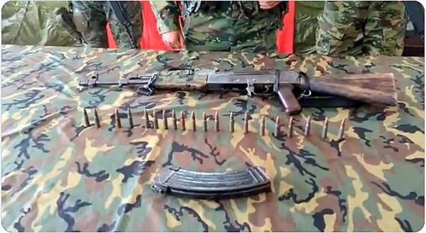 武装部队在埃斯梅拉达斯边境逮捕了两名据称是非正规组织成员的人