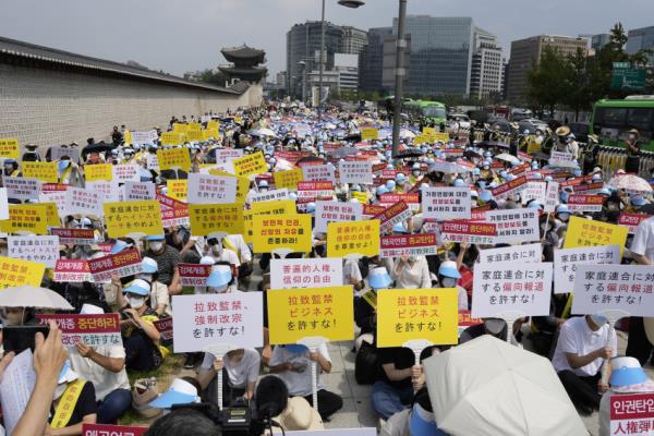 韩国统一教会的信徒抗议日本媒体的负面报道