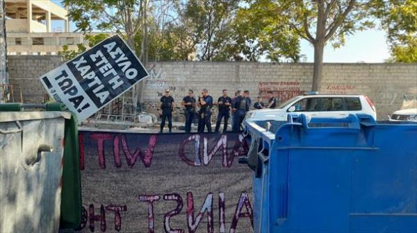 希腊警方突袭雅典难民营驱逐难民