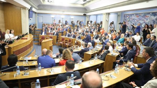 黑山共和国反对派社会主义通过了一项谴责动议