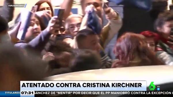 袭击克里斯蒂娜Fernández de Kirchner:一名男子用枪指着她的画面
