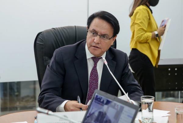 费尔南多•维拉维森西奥(Fernando Villavicencio)说:“毒品犯罪组织不再只支持厄瓜多尔的政治活动，现在他们还在推举候选人