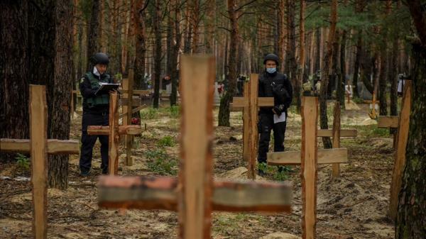 乌克兰宣布在Izium又发现了两个万人坑:“他们更大，埋葬了数百人”