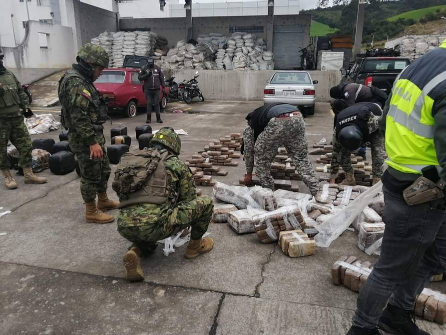 400公斤可卡因在一辆骡子的背上通过哥伦比亚和厄瓜多尔边境运输;这种生物碱是在一次行动中缴获的