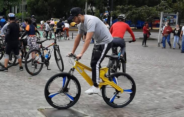 他们在厄瓜多尔用PET瓶制作了一种自行车车架，每个月都会抽奖一个完整的车架