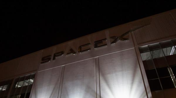 SpaceX将首次发射太空游客，企业家丹尼斯·蒂托，乘坐星际飞船绕月飞行