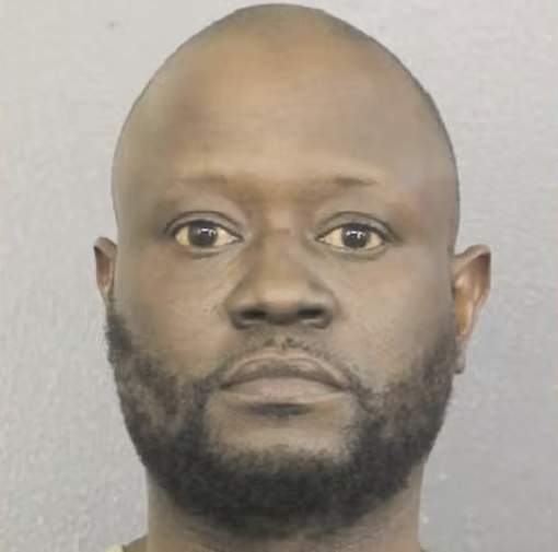 一份尸检报告说，佛罗里达州一名囚犯在与警察打斗时被“勒死”
