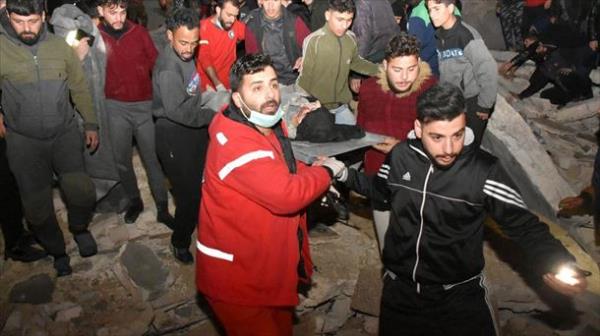 Several men carry out the wounded in Hama (Syria).  Photo: Sana/EFESa