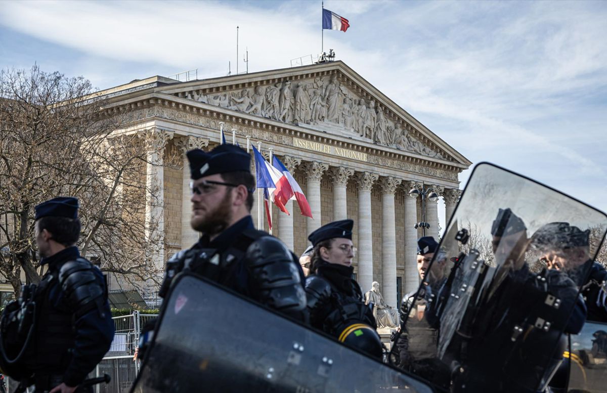 法国政府幸免于不信任案，但面临更多挑战